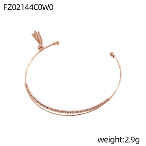 Dettaglio del bracciale rigido doppio oro rosa con catena a sfere e ciondolo a corona