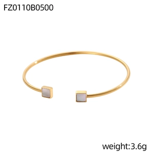 Vista dettagliata di un bracciale dorato da 3,6g con inserti in madreperla