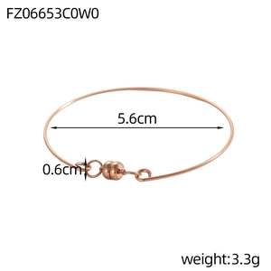 Dettaglio bracciale a sfere oro rosa con diametro interno 5,6 cm e chiusura magnetica