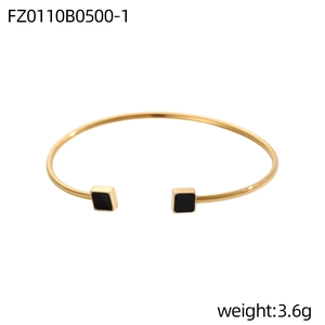 Dettaglio del bracciale aperto geometrico dorato con accenti quadrati neri da 3,6g