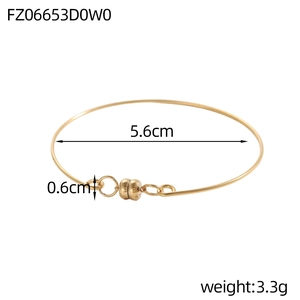 Dettaglio del bracciale dorato a due fili con diametro 5,6 cm e peso di 3,3 grammi