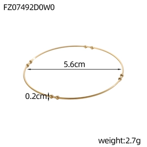 Dettaglio del diametro di 5,6cm e dello spessore di 0,2cm di questo bracciale dorato