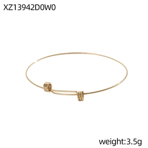 Dettaglio del bracciale rigido in metallo dorato regolabile con nodo scorrevole, 3,5g