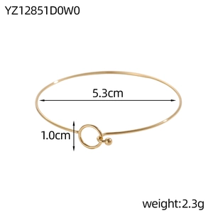 Specifiche dettagliate del bracciale dorato minimal con diametro interno di 5,3 cm