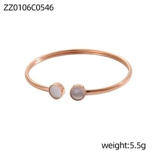 Dettaglio di un bracciale rigido in oro rosa da 5,5g con inserti in madreperla bianca