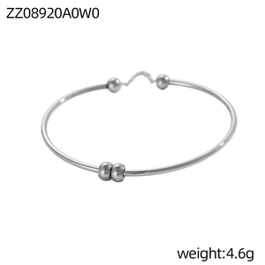 Dettaglio di un bracciale rigido in acciaio inox argento minimalista da 4,6 g