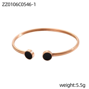 Dettaglio del bracciale aperto geometrico in oro rosa con intarsio nero, peso 5,5g