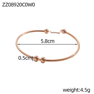 Dettaglio del bracciale in acciaio inossidabile oro rosa con perline e diametro 5,8 cm