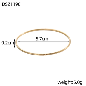 Goudkleurige armband met diagonaal geplooid textuurpatroon en 5,7 cm binnendiameter