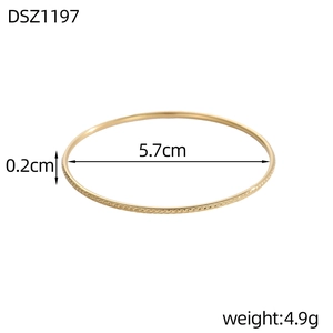 Detail van een gouden armband van 5,7 cm met diagonale patronen en een breedte van 0,2 cm