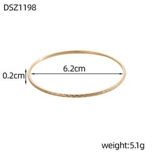 Macro detail van de gouden armband met patroon, 6,2 cm binnendiameter en een breedte van 0,2 cm