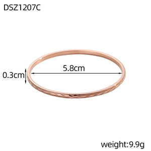 Detail van een roségouden armband met V-patroon, 0,3 cm breed en 5,8 cm binnendiameter