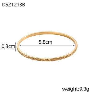 Detail van gouden armband met een binnendiameter van 5,8 cm en een breedte van 0,3 cm