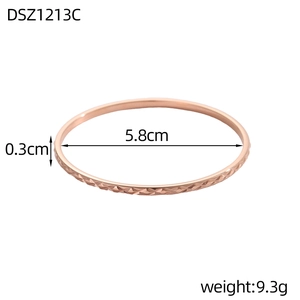 Detail van roségouden armband met diamantgeslepen geometrisch patroon en afmetingen erbij