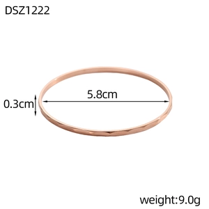Roségouden getextureerde armband met gedetailleerde afmetingen en 5,8cm binnendiameter