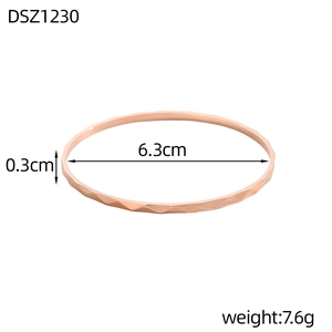 Detail van roségouden bangle met geometrisch patroon en een diameter van 6,3 cm