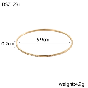 Detailweergave van een gouden armband met diagonale textuur en een binnendiameter van 5,9 cm