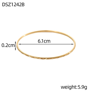 Detailopname van een gouden armband met ruitpatroon en afmetingen 6,1 cm diameter