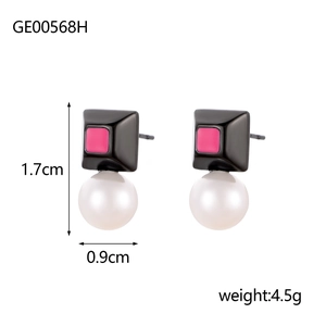Detalle de pendientes cuadrados de esmalte rosa con perlas blancas, tamaño 1,7cm x 0,9cm