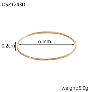 Detail van een gouden getextureerde armband met 6,1 cm diameter en 0,2 cm dikte