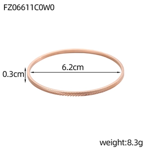 Detail van roségouden armband met chevrontextuur, breedte 0,3 cm en binnendiameter 6,2 cm