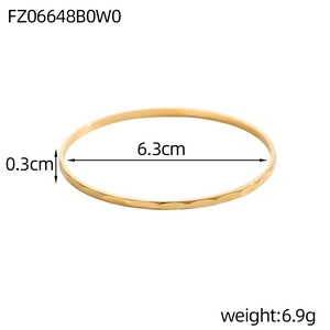 Gedetailleerd overzicht van de 0,3 cm breedte en diagonale golftextuur van de gouden armband