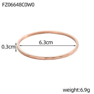 Detailweergave met 6,3 cm binnendiameter en 0,3 cm breedte van de roségouden armband