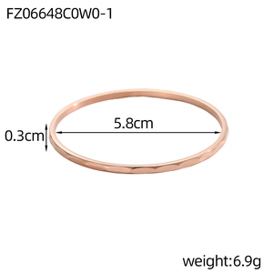 Macro-opname van de roségouden geplooide armband met 5,8 cm diameter en 0,3 cm breedte