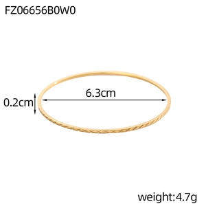 Detail van gouden armband met een binnendiameter van 6,3 cm en breedte van 0,2 cm