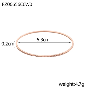 Macro detail van roségouden armband met diamanttextuur en 6,3 cm binnendiameter afmetingen