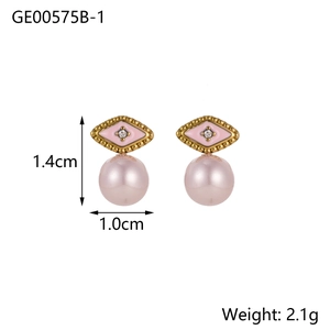Detalle de pendientes de perlas rosas con base en forma de rombo y detalles de circón