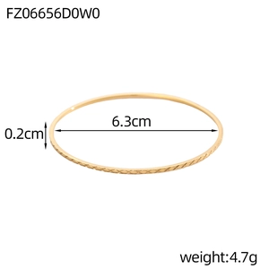 Macro-opname van 6,3 cm gouden armband met diagonale plooitextuur en gedetailleerde maten