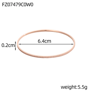 Detailopname van roségouden armband met verticale strepen en afmetingen