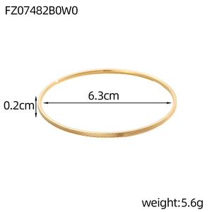 Gedetailleerde maten voor gouden getextureerde armband met 6,3 cm diameter en 0,2 cm breedte