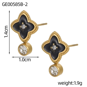 Detalle de los pendientes de flor en esmalte negro con medidas de 1,4 cm de altura