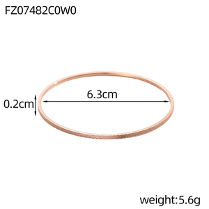 Detail van een roségouden armband met diagonale strepen en een binnendiameter van 6,3 cm
