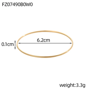 Detailweergave van gouden armband van 6,2 cm met 0,1 cm breedte en 3,3 g gewicht