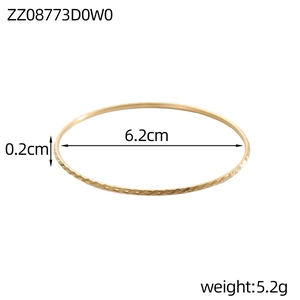 Detail van een 6,2 cm gouden armband met diagonaal gegraveerd twill-patroon