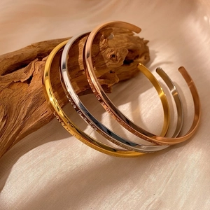 Juego de tres brazaletes apilables con grabado en oro, plata y oro rosa elegante