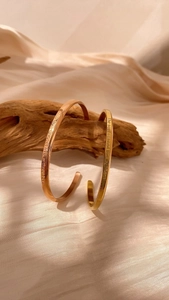 Detalle de brazaletes en C oro y oro rosa con grabado The soul cannot live without love