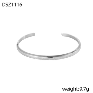 Brazalete de plata pulida con la cita grabada Love is a fire which burns unseen