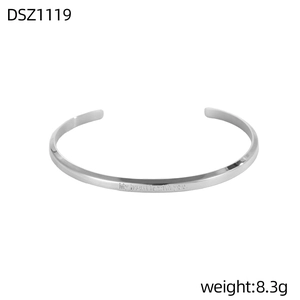 Primer plano del brazalete plateado con el grabado 'My heart is with you' pulido