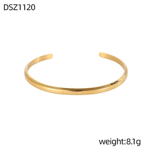 Vista detallada del brazalete rígido bañado en oro con grabado Love is blind