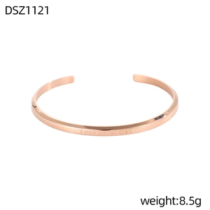 Detalle de brazalete plisado en oro rosa con grabado Love never dies y peso de 8,5g