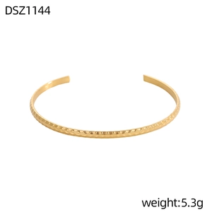 Detalle de la textura martillada del brazalete dorado minimalista de 5,3g de peso