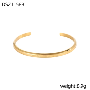 Primer plano del brazalete dorado con grabado Your heart belongs to me y acabado pulido