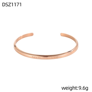 Detalle de brazalete en oro rosa con grabado y especificación de peso de 9,6 g