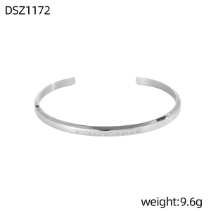Vista detallada de brazalete plateado con grabado y acabado de espejo pulido