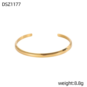 Primer plano del brazalete rígido dorado plisado con bordes geométricos y ondulados