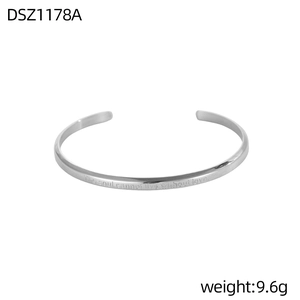 Brazalete plateado pulido con una cita inspiradora grabada sobre el tema del amor